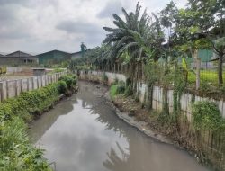 Warga Protes Turap Pabrik Bikin Kali Sabi Tangerang Menyempit