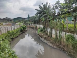 Warga Protes Turap Pabrik Bikin Kali Sabi Tangerang Menyempit