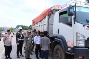Petugas Gabungan di Tangerang Gelar Pengawasan Jam Operasional Truk Tanah