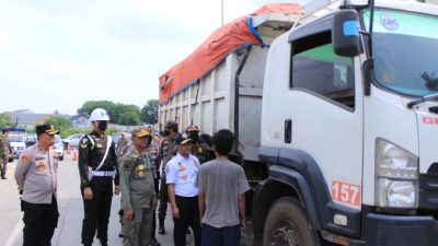 Petugas Gabungan di Tangerang Gelar Pengawasan Jam Operasional Truk Tanah