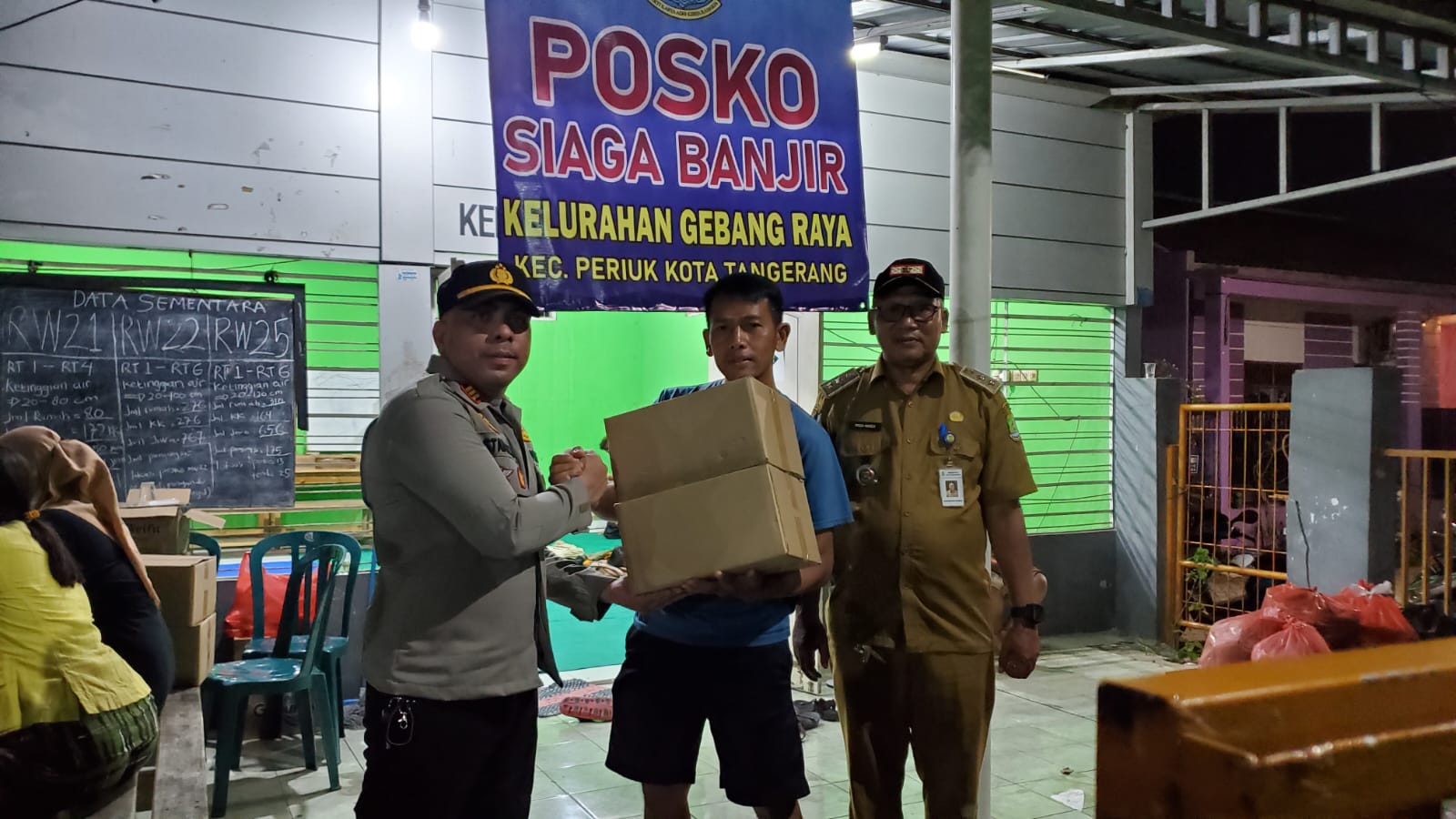 Polres Metro Tangerang Bangun Posko Kesehatan dan Salurkan Ratusan Sembako Bagi Korban Banjir