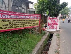 Pinggir Jalan Ciputat Dipasang Spanduk Ancaman Pidana Buang Sampah Sembarangan