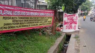 Spanduk Ancaman Pidana Buang Sampah Sembarangan Dipasang di Pinggir Jalan Ciputat Tangsel