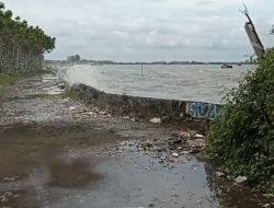 Viral Video Ombak di Pantai Tanjung Kait Tangerang Mencapai Daratan