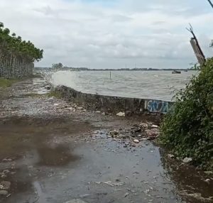 Viral Video Ombak di Pantai Tanjung Kait Tangerang Mencapai Daratan