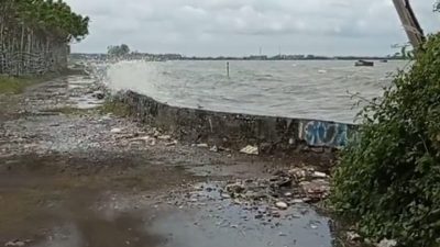 Viral Video Ombak di Pantai Tanjung Kait Tangerang Mencapai Daratan