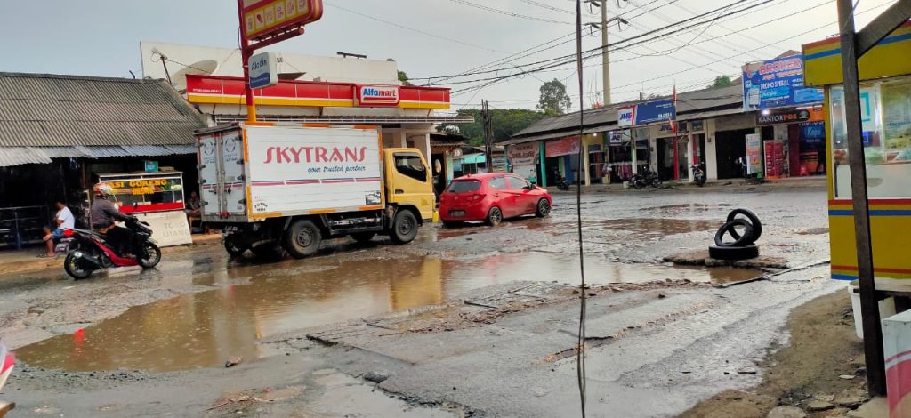 Tips dan Cara Mengemudikan Mobil di Jalan yang Rusak