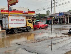 Tips dan Cara Mengemudikan Mobil di Jalan yang Rusak
