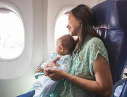 6 Tips Membawa Anak Kecil Naik Pesawat agar Nyaman