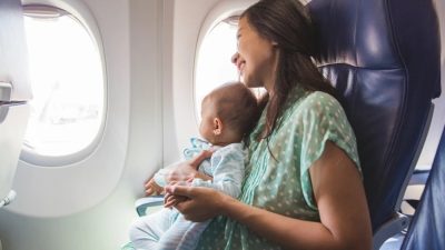 Tips Membawa Anak Kecil Naik Pesawat agar Nyaman