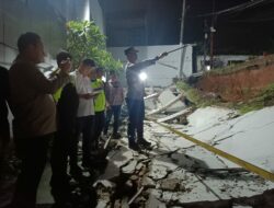 4 Mobil Ringsek Tertimpa Tembok Akibat Longsor di Bintaro Tangsel