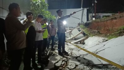 4 Mobil Ringsek Tertimpa Tembok Akibat Longsor di Bintaro Tangsel