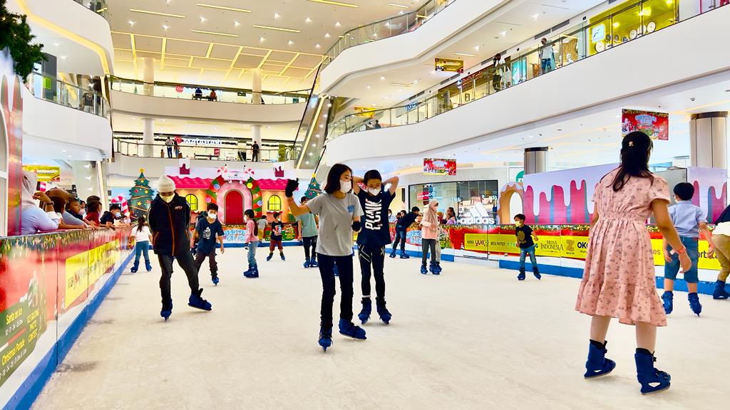 Rasakan Liburan Seru Main Ice Skating di Mal Ciputra Tangerang