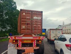 2 Truk Kecelakaan, Boks Kontainer Lepas hingga Terguling di Tol Tangerang-Merak