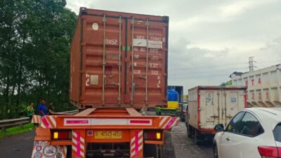2 Truk Kecelakaan, Boks Kontainer Lepas hingga Terguling di Tol Tangerang-Merak