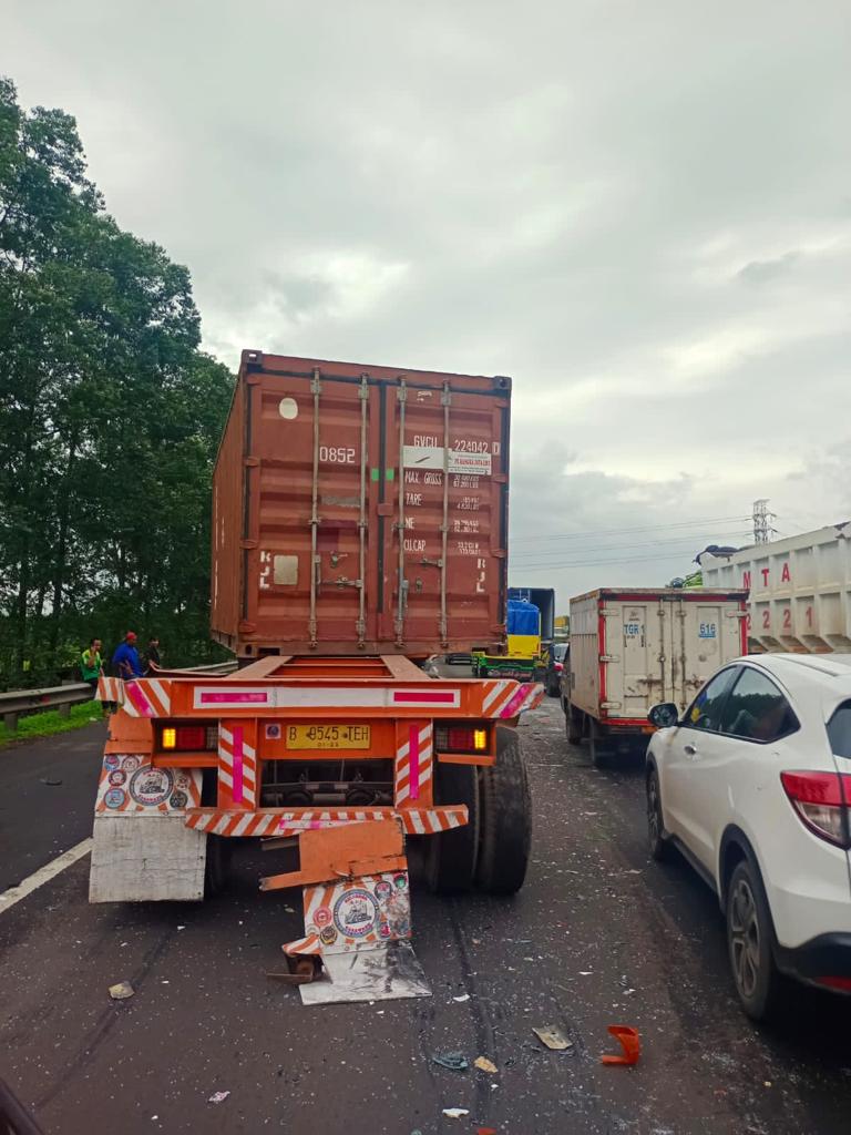 2 Truk Kecelakaan, Boks Kontainer Lepas hingga Terguling di Tol Tangerang-Merak