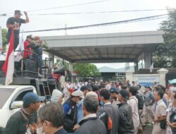 Bonus Akhir Tahun Dikurangi, Ribuan Buruh PEMI Demo di Balaraja Tangerang