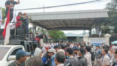 Bonus Akhir Tahun Dikurangi Sepihak, Ribuan Buruh PEMI Demo di Balaraja Tangerang