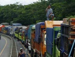 Jelang Nataru, Puluhan Truk Ramai Padati Pelabuhan Merak