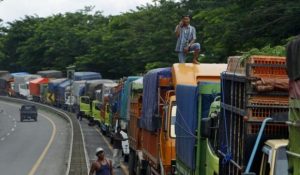 Jelang Nataru, Puluhan Truk Ramai Padati Pelabuhan Merak