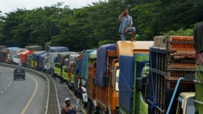 Jelang Nataru, Puluhan Truk Padati Pelabuhan Merak
