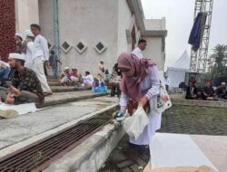 Muslimah Asal Tangerang Ini Bersihkan Sampah di Reuni 212