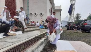 Muslimah Asal Tangerang Ini Bersihkan Sampah di Reuni 212