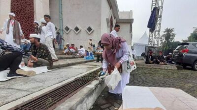 Muslimah Asal Tangerang Ini Bersihkan Sampah di Reuni 212