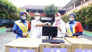 Indomaret Salurkan 7 Komputer ke SD di Kota Tangerang