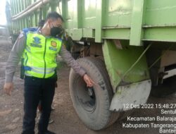 Pelajar Bonceng Tiga Tabrak Truk di Balaraja Tangerang