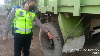 Pelajar Bonceng Tiga Tabrak Truk di Balaraja Tangerang