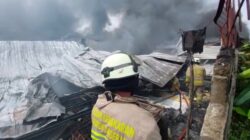 Percikan Las Sambar Tiner, Pabrik Helm di Panongan Tangerang Ludes Terbakar