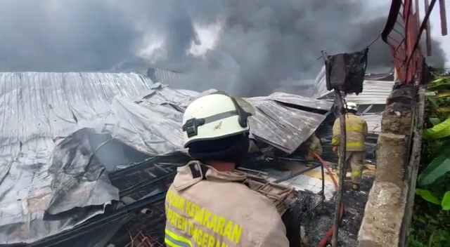 Percikan Las Sambar Tiner, Pabrik Helm di Panongan Tangerang Ludes Terbakar