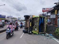 Truk Muatan Batu Terguling di Jalan Raya Serang-Tangerang, Bikin Macet Sampai 2 KM