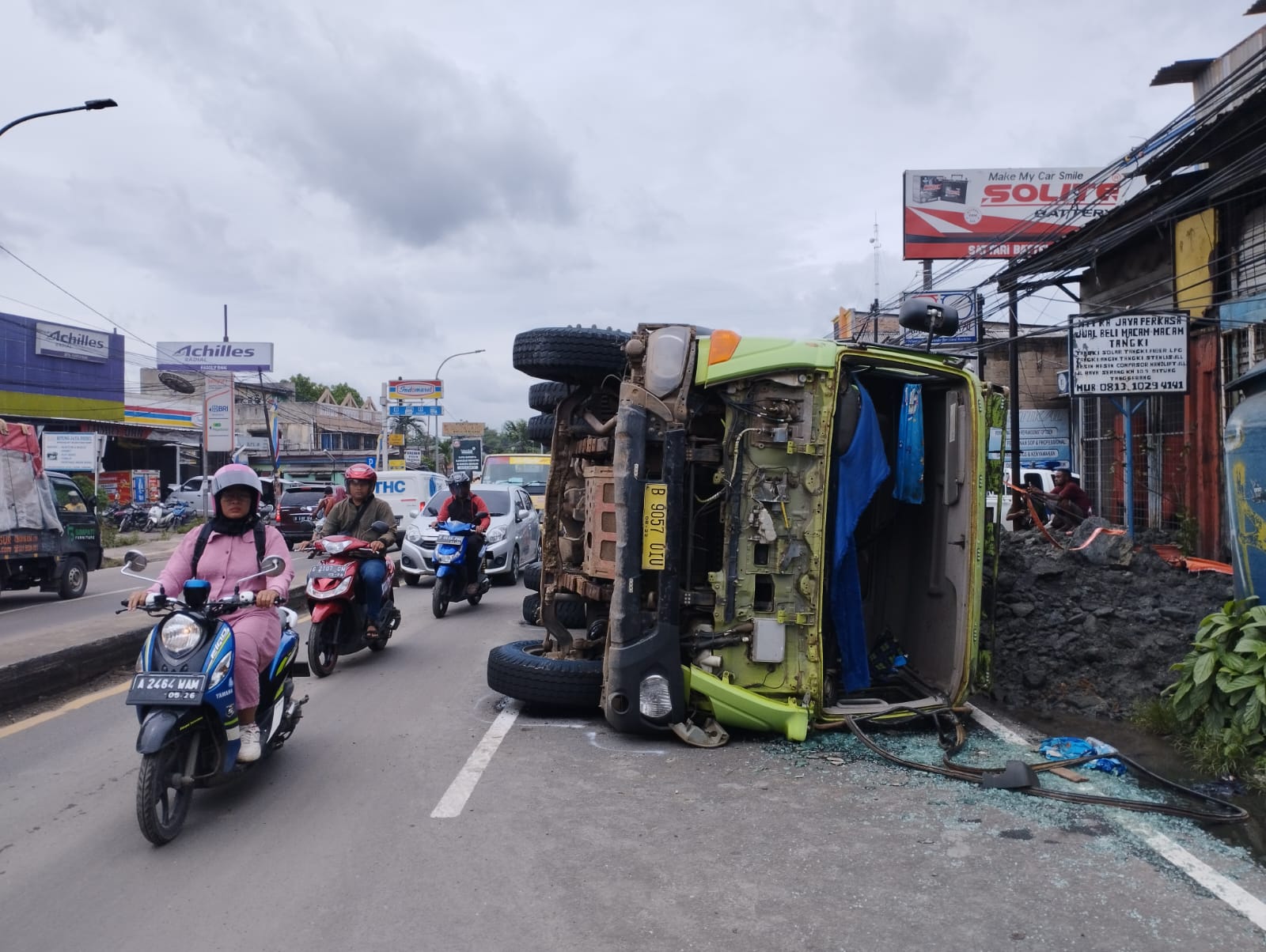 Truk Muatan Batu Terguling di Jalan Raya Serang-Tangerang, Macet Sampai 2 Km