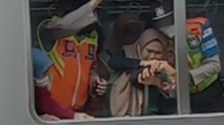 Viral, Jari Wanita Ini Tersangkut Jendela KRL Tujuan Tangerang