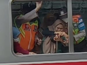 Viral video Jari Wanita Tersangkut Jendela KRL Tujuan Tangerang