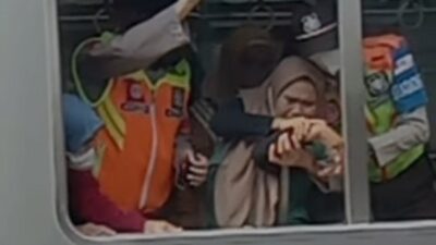 Viral video Jari Wanita Tersangkut Jendela KRL Tujuan Tangerang