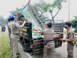 Satpol PP Kabupaten Tangerang Copot 197 Spanduk Liar di Jalan Raya Baru