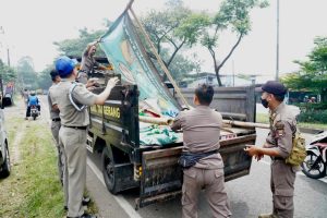 Satpol PP Kabupaten Tangerang Copot 197 Spanduk Liar di Jalan Raya Baru