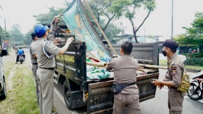 Bikin Semrawut, Satpol PP Kabupaten Tangerang Copot 197 Spanduk Liar
