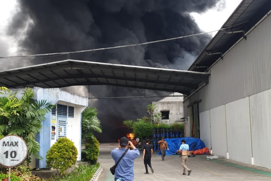 Pabrik Kemasan di Curug Tangerang Terbakar Hebat