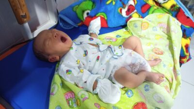 Tukang Ojek Temukan Bayi Laki-laki dalam Kardus di Solear Tangerang