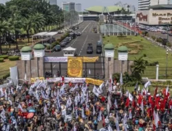 Ribuan Personel Gabungan Amankan Aksi Tolak Perppu Cipta Kerja
