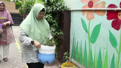 Emak-emak di Tangerang Sulap Galon Bekas Jadi Pot Cantik 