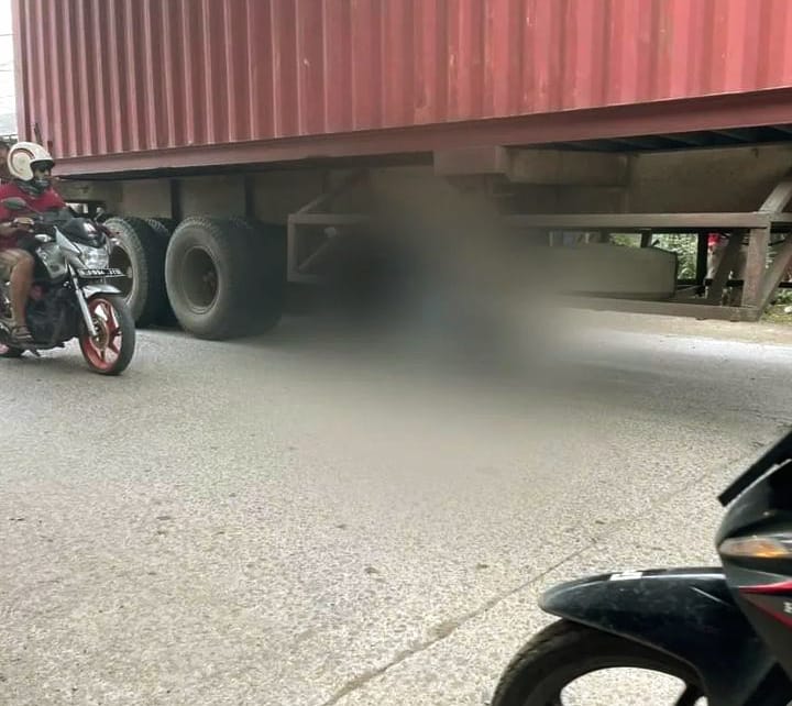 Gagal Nyalip, Pemotor Tewas Terseret Truk Kontainer di Jalan Raya Legok Tangerang