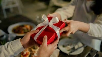 Hukum Menerima Coklat Valentine dalam Islam, Buya Yahya: Bukan Budaya Kita