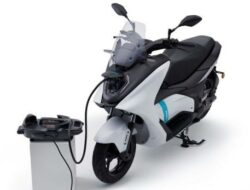 Motor Listrik Berkecepatan 35 KM/Jam Wajib Dilengkapi SIM C dan Pengguna Pakai Helm
