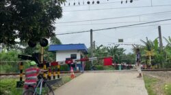 Tidak Terawat, Palang Pintu Jalan Perlintasan Kereta di Tangerang Ini Patah