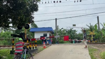 Tidak Terawat, Palang Pintu Jalan Perlintasan Kereta di Tangerang Ini Patah